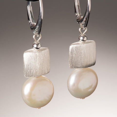 streamline 9 coin pearl earring