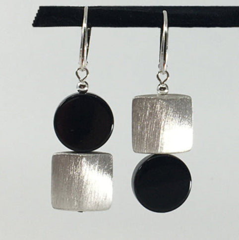 upturn onyx earring