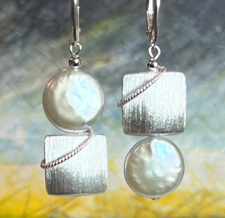 upturn coin pearl earring