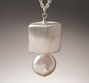 streamline coin pearl pendant